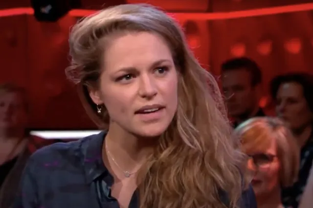Sophie Frankenmolen sleept Wie Is De Mol-kandidaten mee in donker kamertje voor intiem vragenvuur (video)