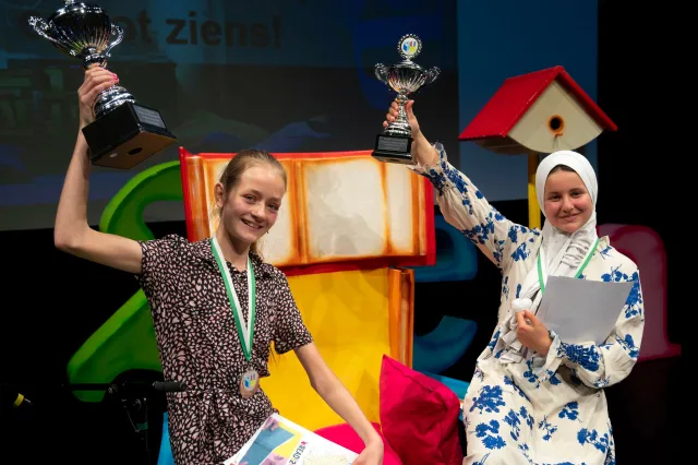 Mirthe Jaarsma (13) van Greijdanus wint landelijke voorleeswedstrijd
