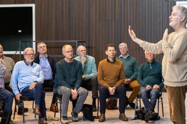 Zangcoach Harjo Pasveer inspireert Meppeler Mannenkoor