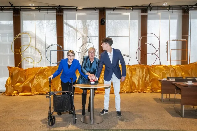 Kunstwerk verbeeldt waarde Artikel 1 in Provinciehuis Drenthe