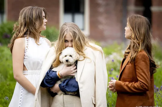 Amalia, Alexia en Ariane lezen nieuws in krant en op social media