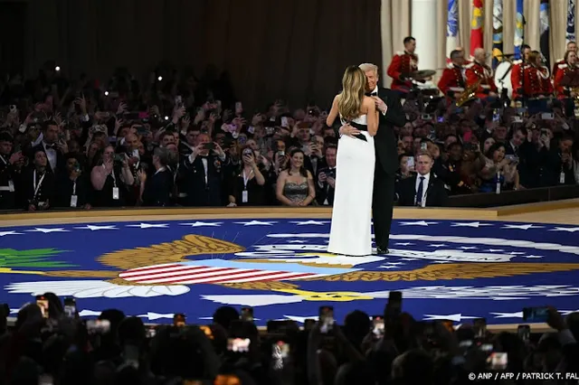 Trump en vrouw Melania dansen op inauguratiebal