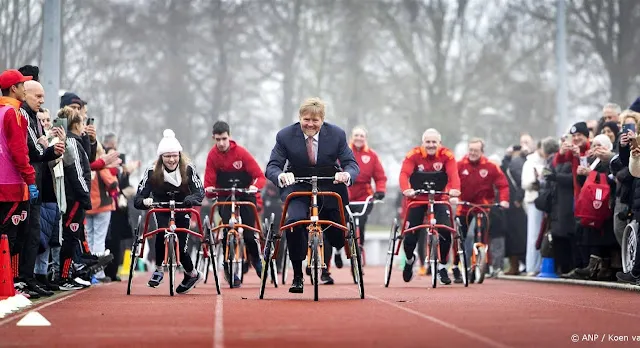 Koning geëmotioneerd bij sportclub voor kinderen met beperking