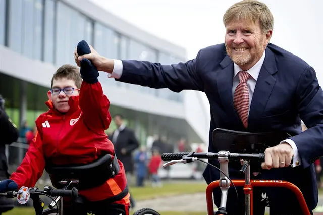 Koning heeft 'weer vertrouwen in mensheid' na bezoek Only Friends