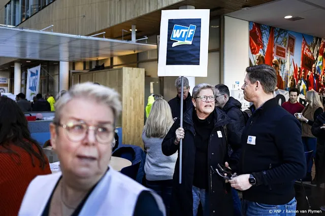 Honderden medewerkers FNV staken bij eigen vakbond