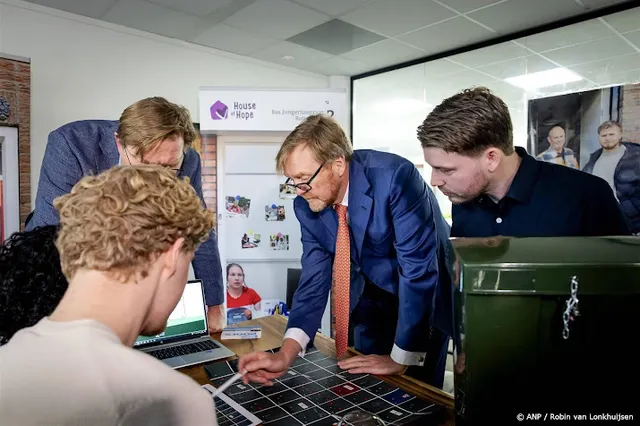 Koning vindt bij werkbezoek met groepsspel binnen de tijd kamer