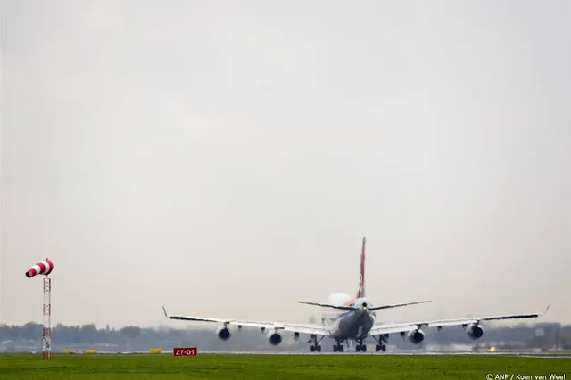 Schiphol sluit Polderbaan op zonnige dagen 2 uur om zonnepanelen