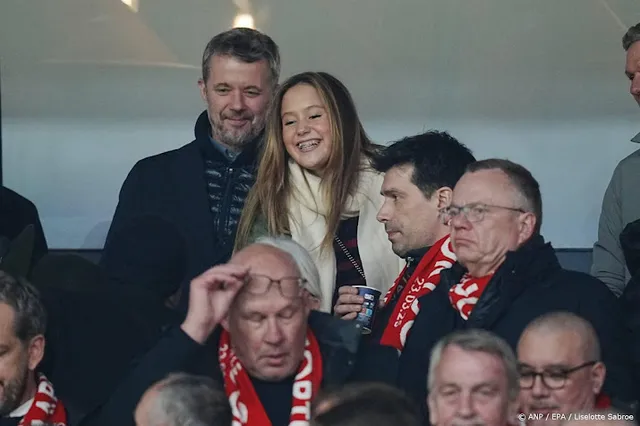 Koning Frederik neemt jongste dochter mee naar voetbalstadion