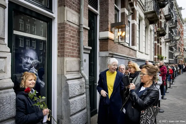 Honderden mensen nemen afscheid van Rob de Nijs