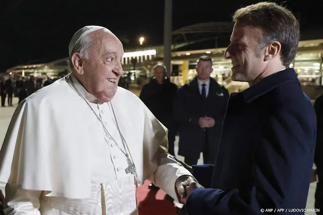 Macron prijst Franciscus' inzet voor armen en kwetsbaren