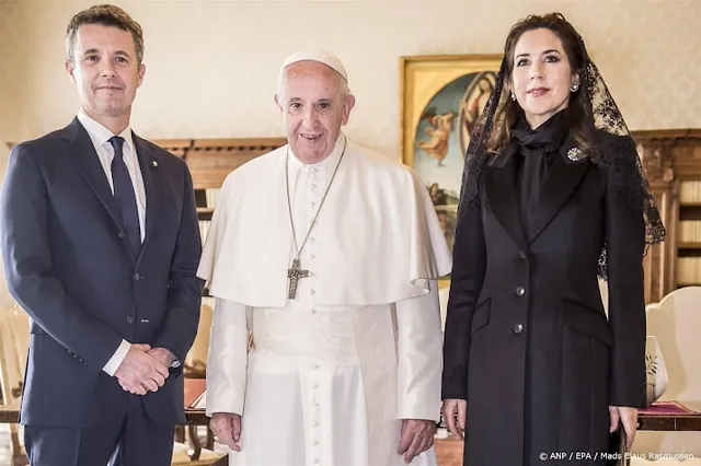 Koningin Mary zonder koning Frederik naar uitvaart paus