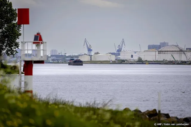 Brand in schip in Amsterdamse haven nog niet geblust