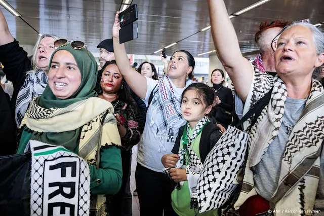 Nederlandse delegatie Gaza-mars uitgezwaaid op Schiphol