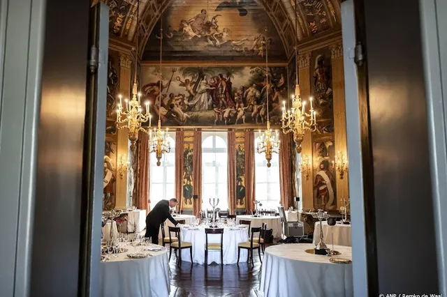 Ronde tafels gedekt voor NAVO-diner op Huis ten Bosch