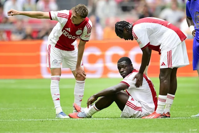 Invaller Brobbey valt met enkelblessure uit bij Ajax 