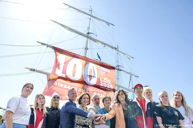 SAIL Amsterdam krijgt van burgemeester Halsema Jubileumpenning