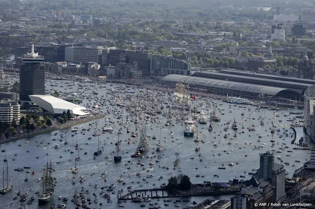 Tientallen roeiploegen brengen groet aan de Tall Ships van SAIL