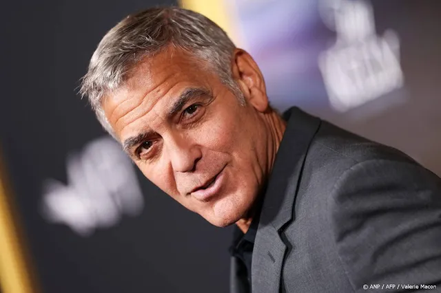 Clooney grapt over Louvre-roof tijdens interview: 'ik ben trots'