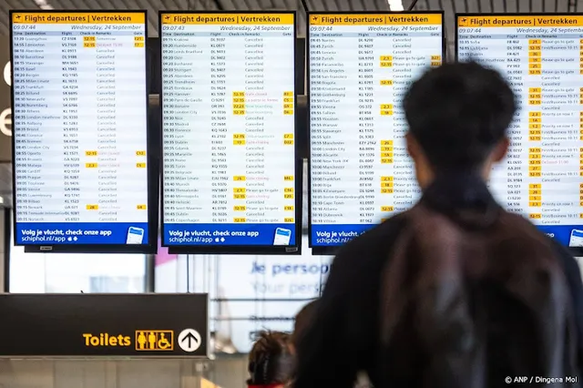 KLM schrapt zondag honderden vluchten op Schiphol