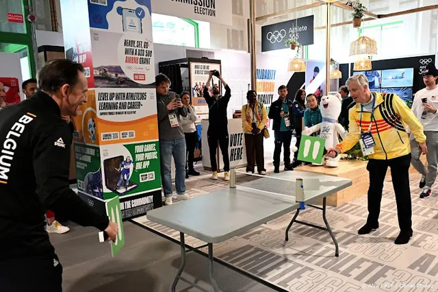 Filip en Mathilde bezoeken met dochter Eléonore olympisch dorp