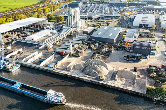 Open dag bij asfaltinstallatie Image