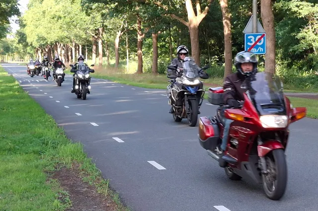 Stimon leert u motorrijden in een groep Image