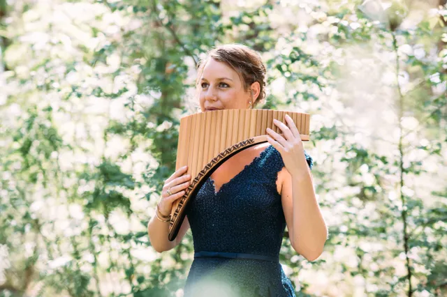 Nunspeetse panfluittiste Carina Bossenbroek vrijdag in concert voor Kerk in Actie