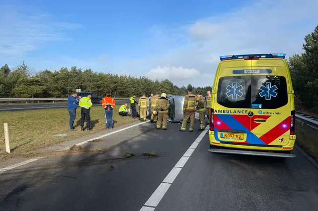 Auto raakt over de kop op de A28 bij Nunspeet