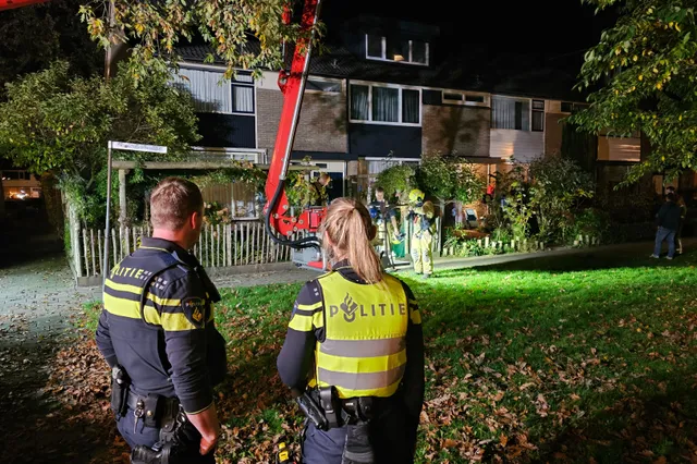Schoorsteenbrand aan Jan van Vuurenstraat trekt veel bekijks
