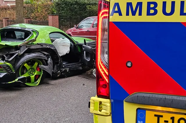 Dodge Viper crasht na mislukte inhaalactie