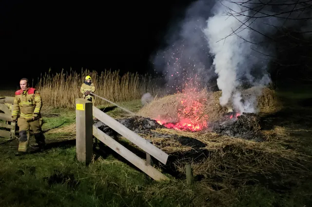 Hooibalen in brand langs de Killenbeekweg in Hulshorst