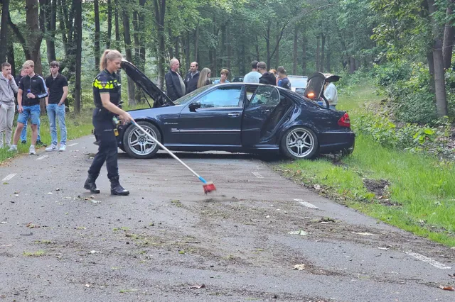 Man vliegt met auto uit de bocht tegen boom op Eperweg in Nunspeet