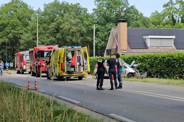 Aanrijding in 't Harde door tankautospuit op weg naar brandweerinzet in Nunspeet