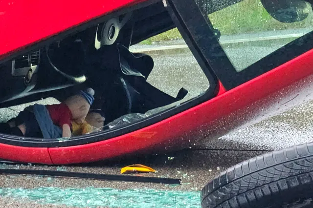 45-kilometerauto belandt op de kop in Nunspeet: bestuurder komt met de schrik vrij