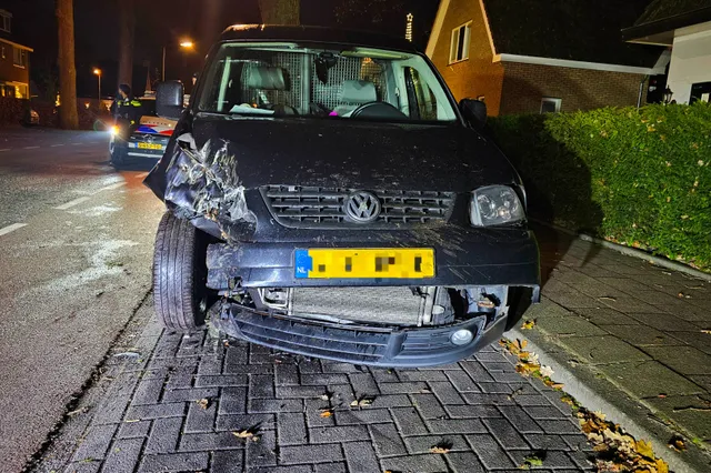 Auto knalt tegen boom in Nunspeet, bestuurder gaat er te voet vandoor