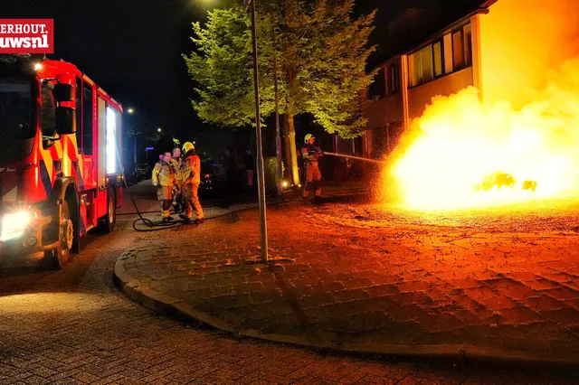 Auto brandt uit naast woning Sweelinckstraat