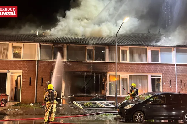 Uitslaande woningbrand na explosie Langenhof, voorpui belandde op straat