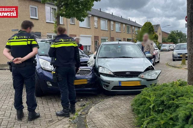 Twee auto's op elkaar op kruising Akeleistraat en Papaverstraat