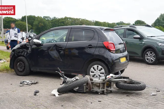 Brommerrijder gewond na botsing met afslaande auto
