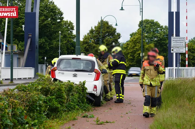Automobilist raakt van de weg, rijdt meters door bosjes en ramt lantaarnpaal