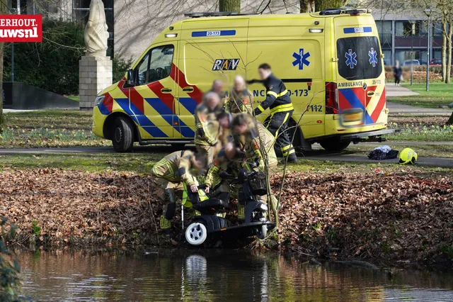 Man met scootmobiel te water in Slotpark
