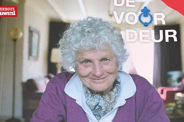 Covergirl Riet ontvangt eerste exemplaar 'De Voordeur van Oud-West'