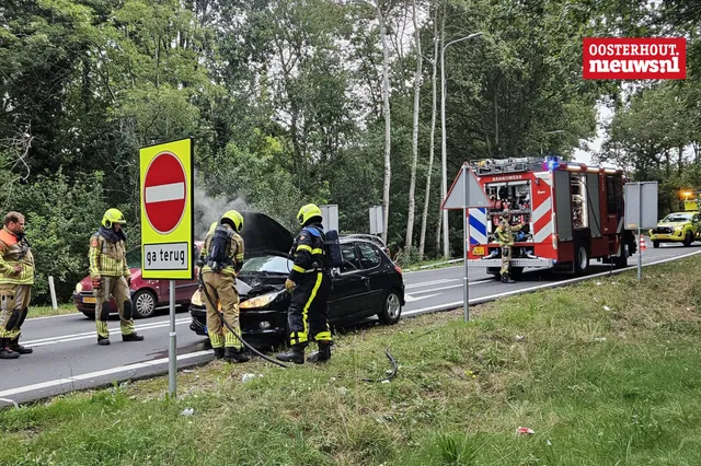 Auto in brand na klapband op snelweg A27