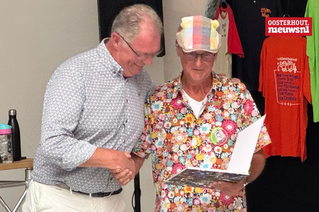 Eerste exemplaar Parkfeest jubileumboek is voor Mattie Broekmans