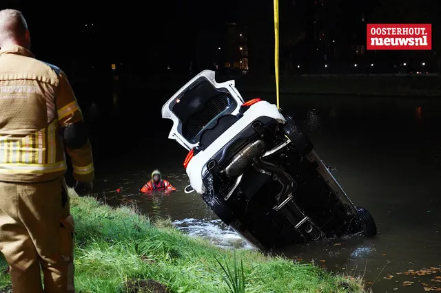 Vrouw wijkt uit voor konijn en rijdt Wilhelminakanaal in