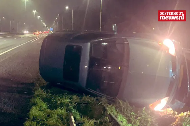 Auto vliegt uit de bocht op zijn kant op A27 bij Oosterhout