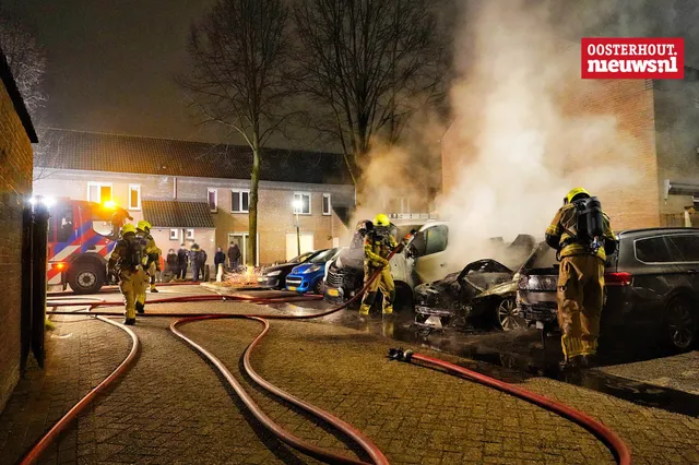 Twee auto’s en bestelbus door brand verwoest aan de Pettelaar