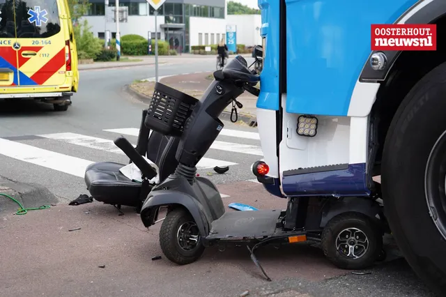 Vrouw in scootmobiel gewond na aanrijding door vrachtwagen op rotonde Tilburgseweg