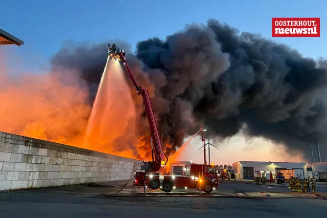 Zeer grote brand bij Van Puijfelik Recycling op industrieterrein Weststad