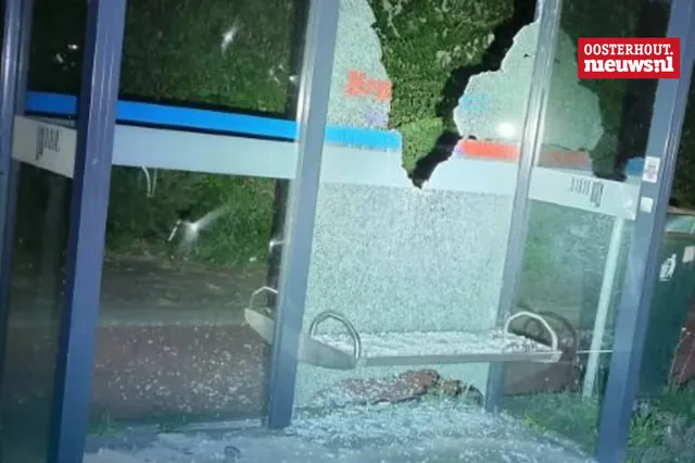 Bushokje vernield, politie vindt gestolen scooters tijdens zoektocht naar daders